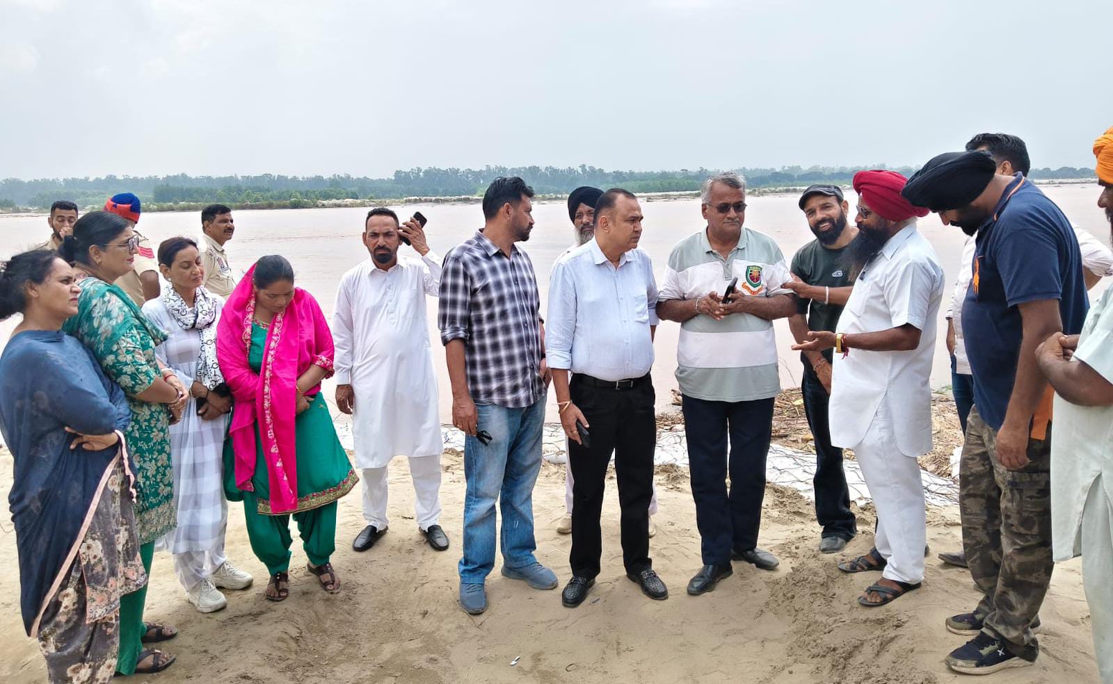 ਆਪ ਆਗੂਆਂ ਅਤੇ ਜ਼ਿਲ੍ਹਾ ਟੀਮ ਨੇ ਲਿਆ ਸਤਲੁਜ ਦੇ ਧੁੱਸੀ ਬੰਨ੍ਹ ਦਾ ਲਿਆ ਜਾਇਜ਼ਾ